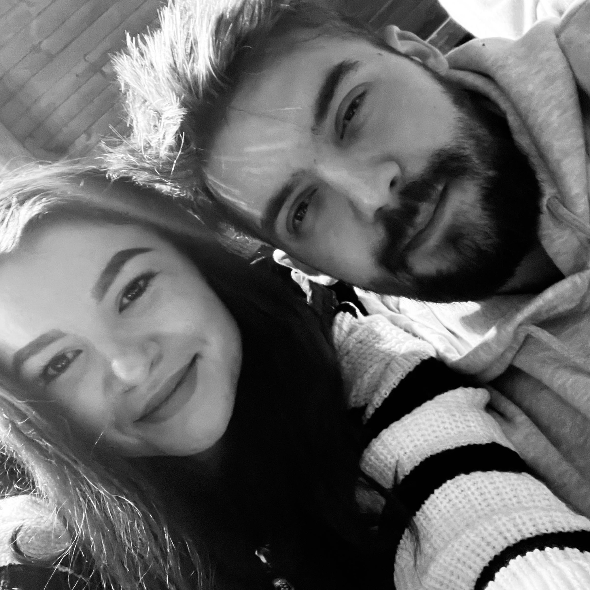 Imagine alb-negru cu Norbi, tânărul decedat în accidentul din Băile Felix, alături de soția sa, Alexandra