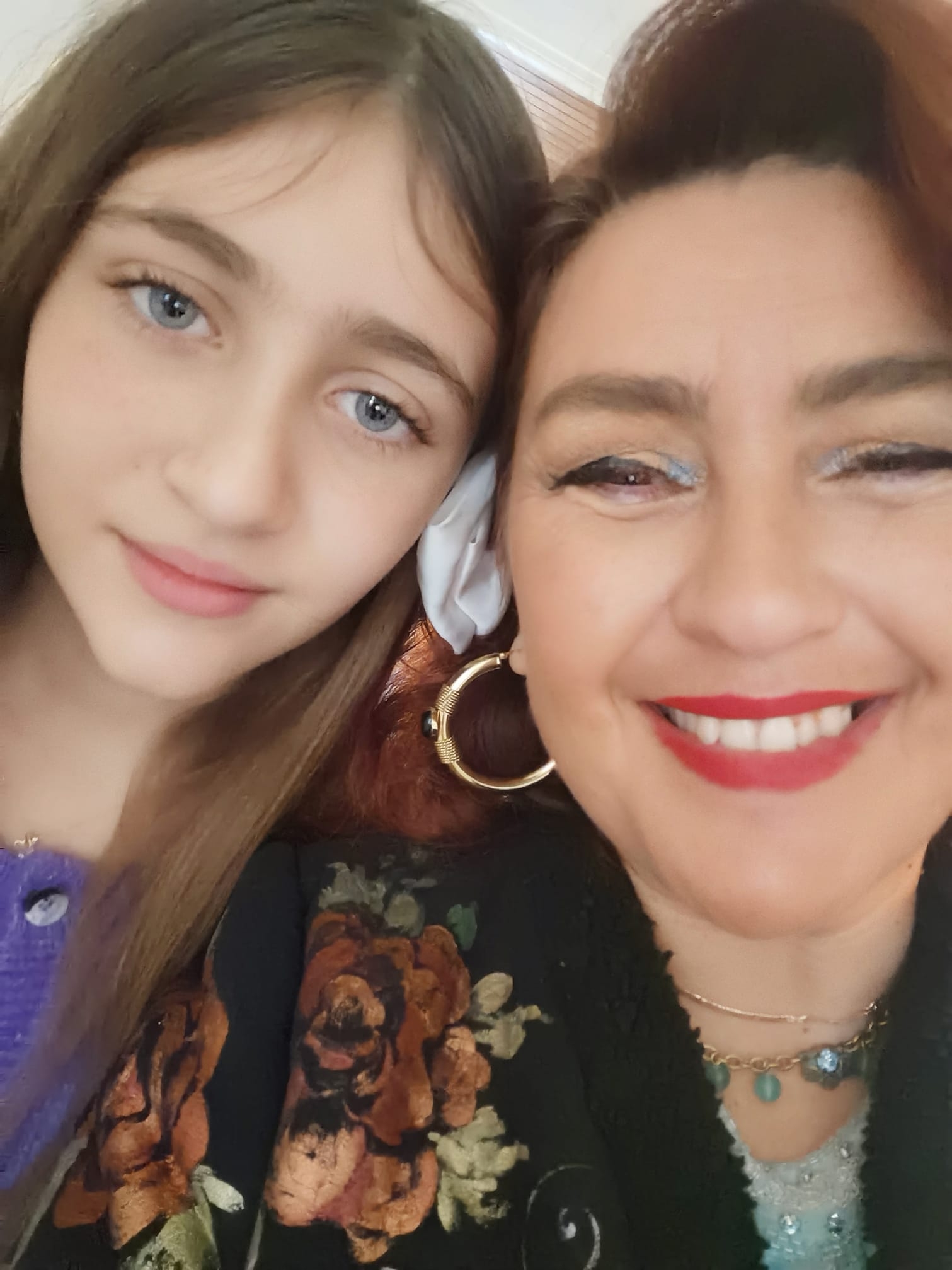 Rona Hartner zâmbitoare, îmbrăcată colorat, făcându-și o fotografie alături de fiica ei, Rita Sumayla