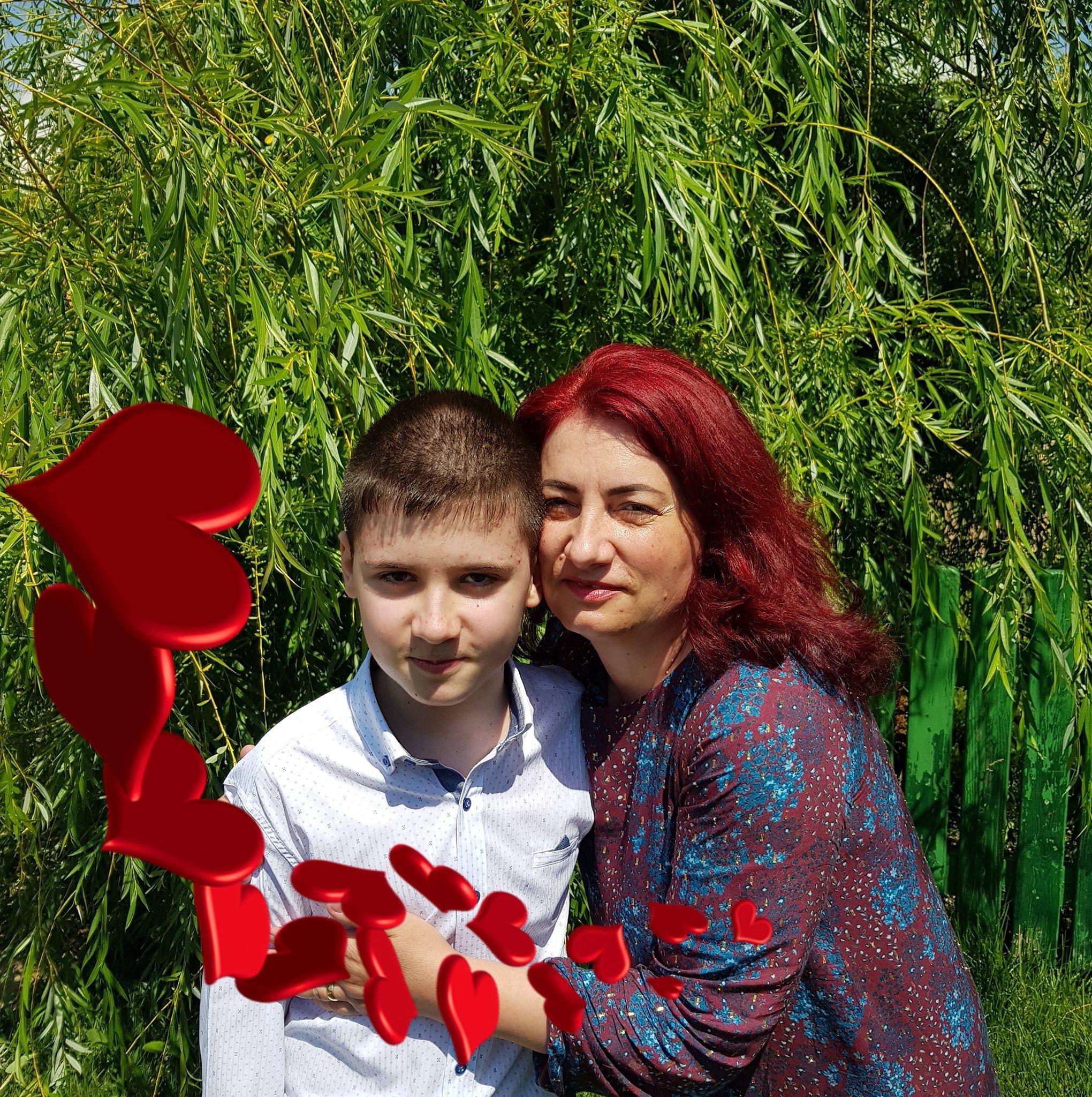 Medicul Gabriela Popi alături de fiul ei, îmbrățișați lângă o salcie, îmbrăcați festiv, el în cămașă, iar ea în rochie