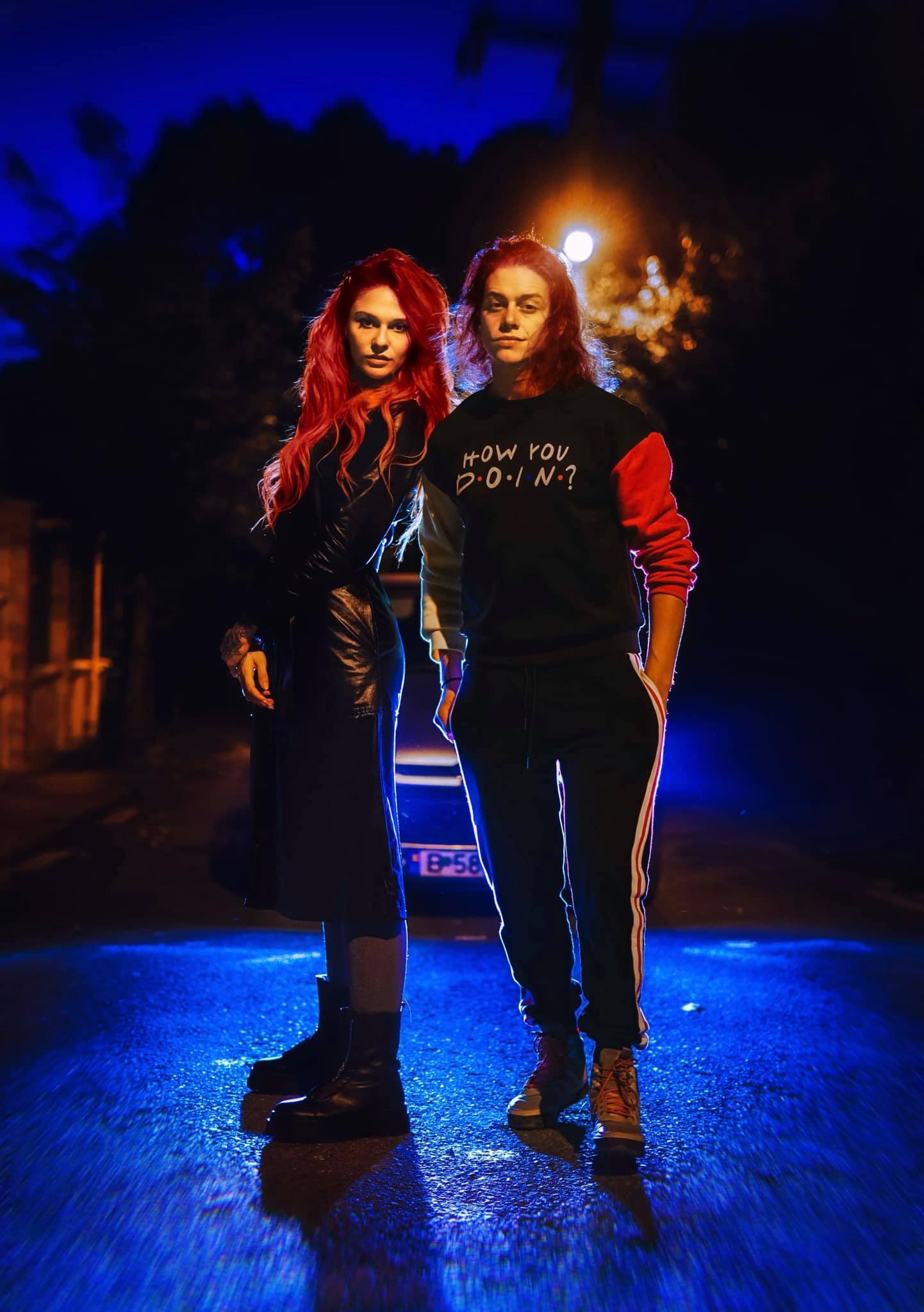 Marilu Dobrescu și Iustin Petrescu împreună, noaptea, în luminile farurilor unei mașini parcate, îmbrăcați asortat