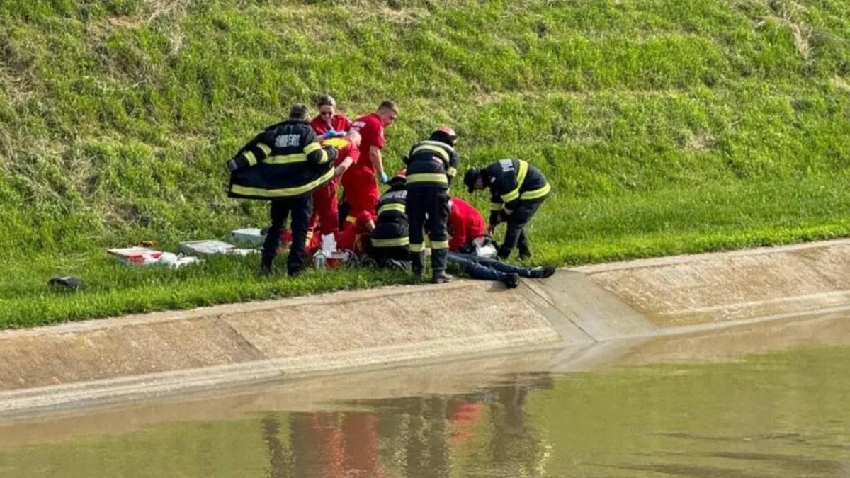 Echipajele medicle ajunse pe malul lacului Bahlui, încercând să îl resusciteze pe Andrei Burlacu, tânărul de 25 de ani care a sărit în apă să salveze o adolescentă
