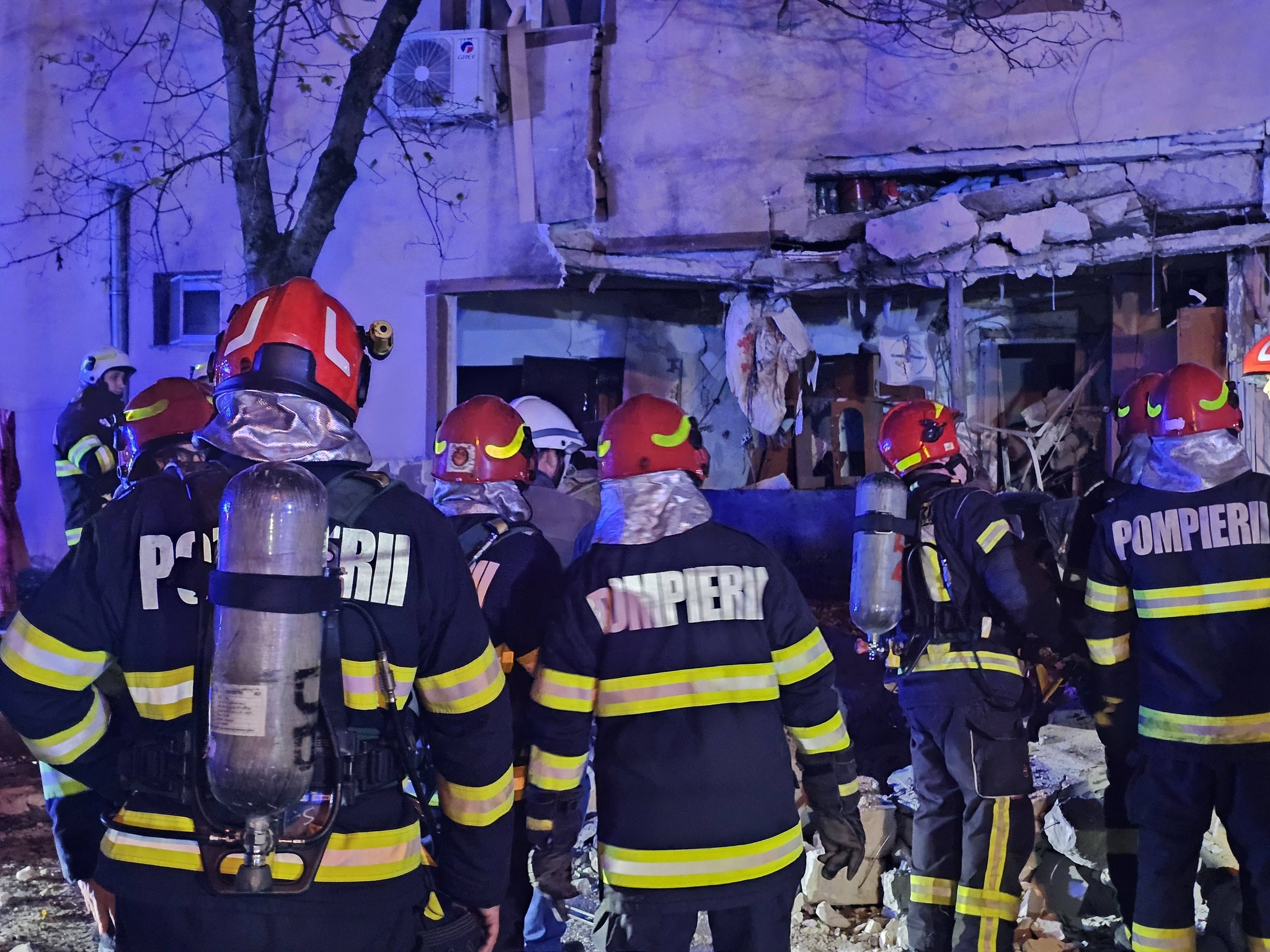 Pompierii intervenind la locul exploziei din Buftea, din 25 noiembrie 2025