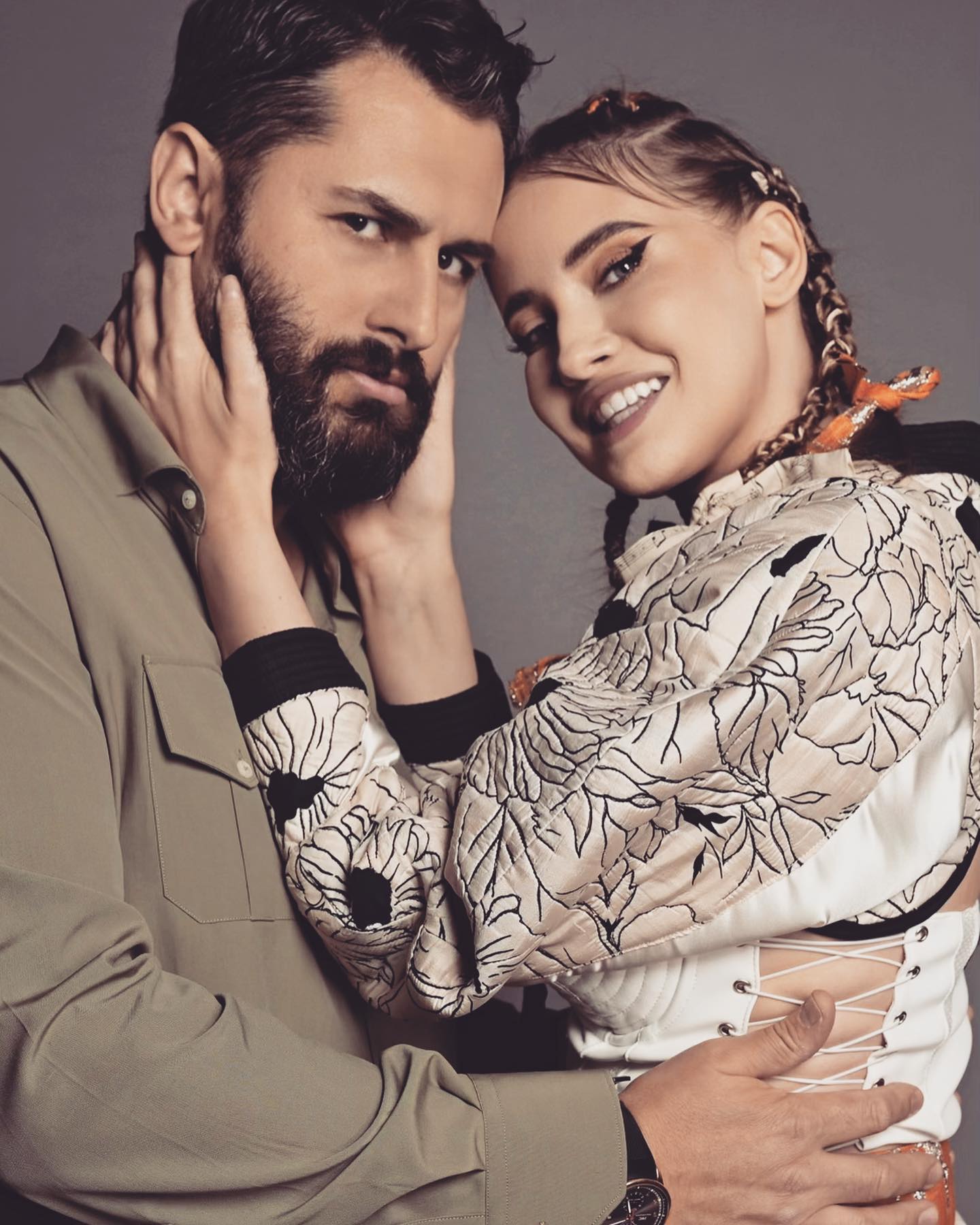 Iulia Albu zâmbitoare, cu părul împletit, în brațele lui Mike, fostul ei iubit, căruia îi ține fața între palmele ei