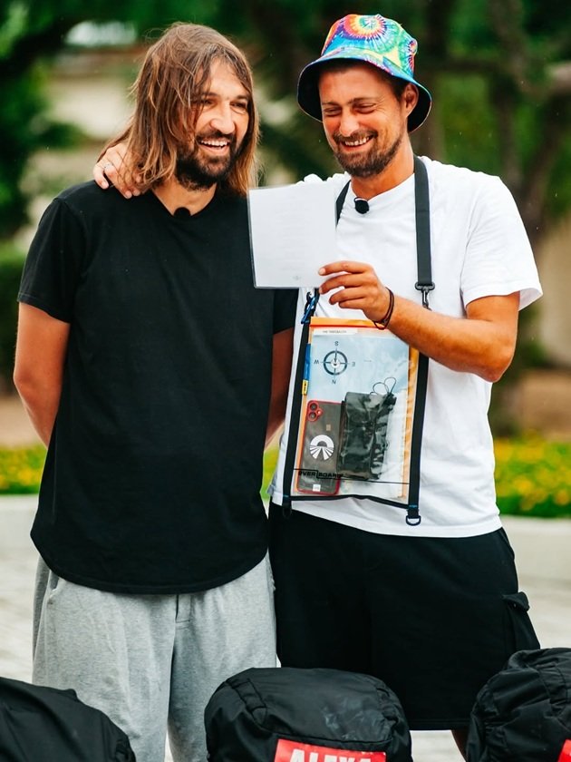 Gabi Tamaș și Dan Alexa la Asia Express, amuzându-se copios în timpul uneia dintre probele din concurs, în fața camerelor de filmat