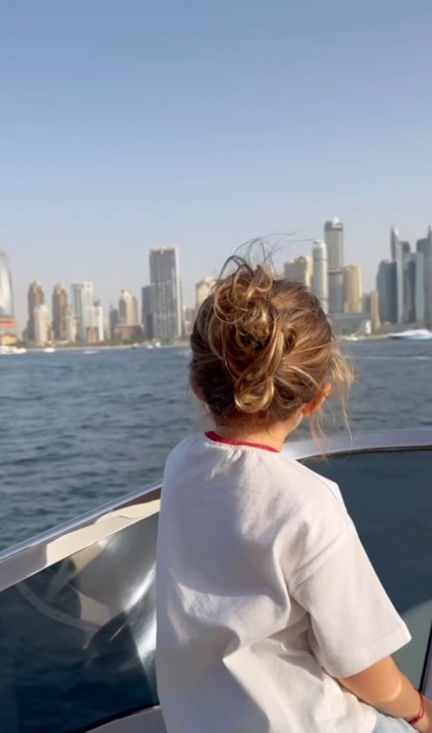 Josephine, fiica lui Smiley și a Ginei Pistol, plimbându-se cu barca în Dubai și admirând priveliștea, în timp ce părinții o fotografiau de la spate