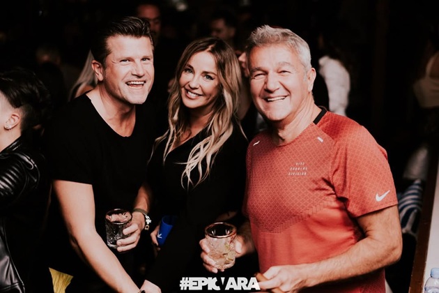 Tania Budi și Dan Bittman într-un club, alături de un alt prieten, ținând paharele de băutură în mână, în timpul unei petreceri