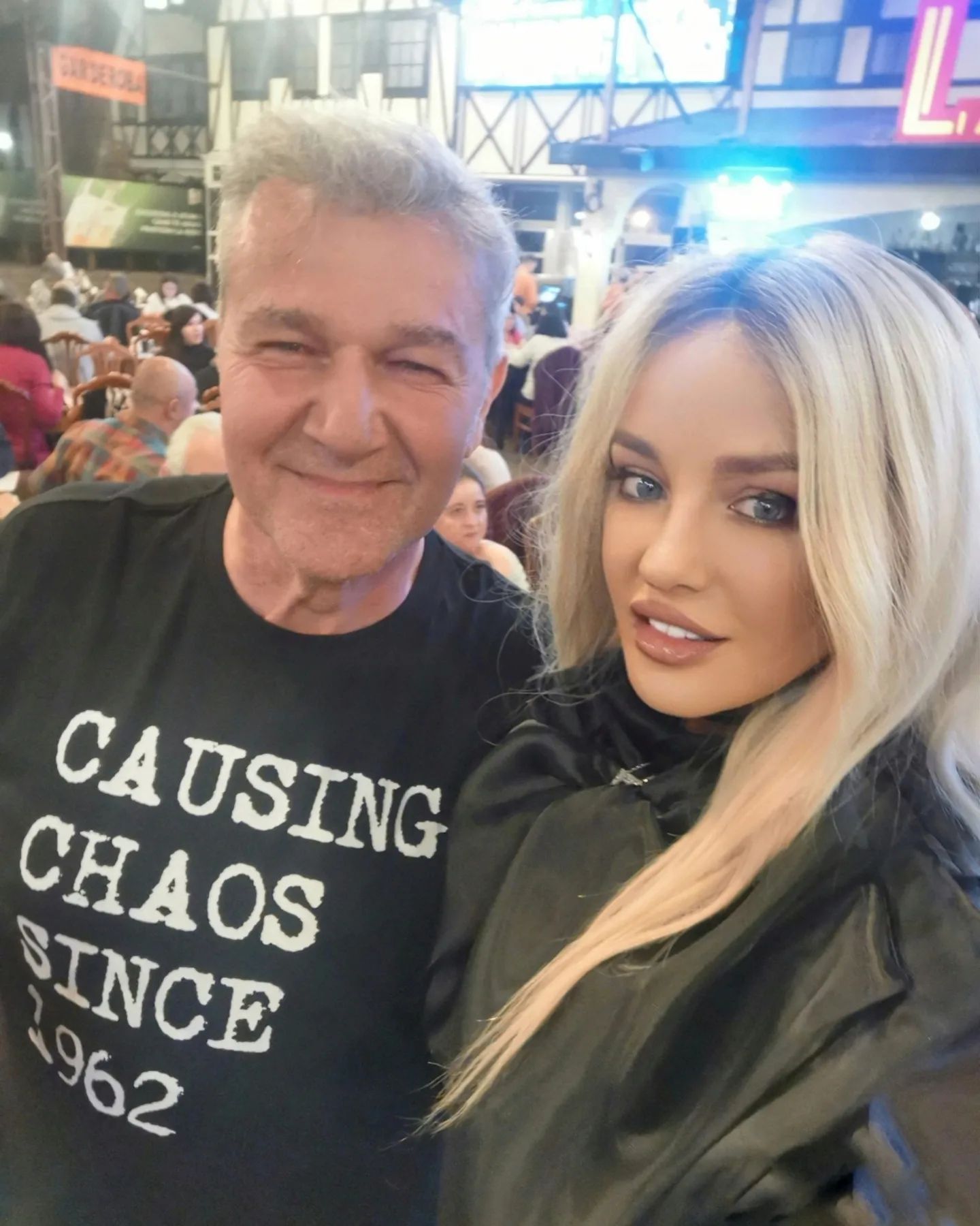 Tania Budi și Dan Bittman împreună într-un club, îmbrăcați amândoi în negru, stând zâmbitori unul lângă celălalt, bucurându-se de revedere