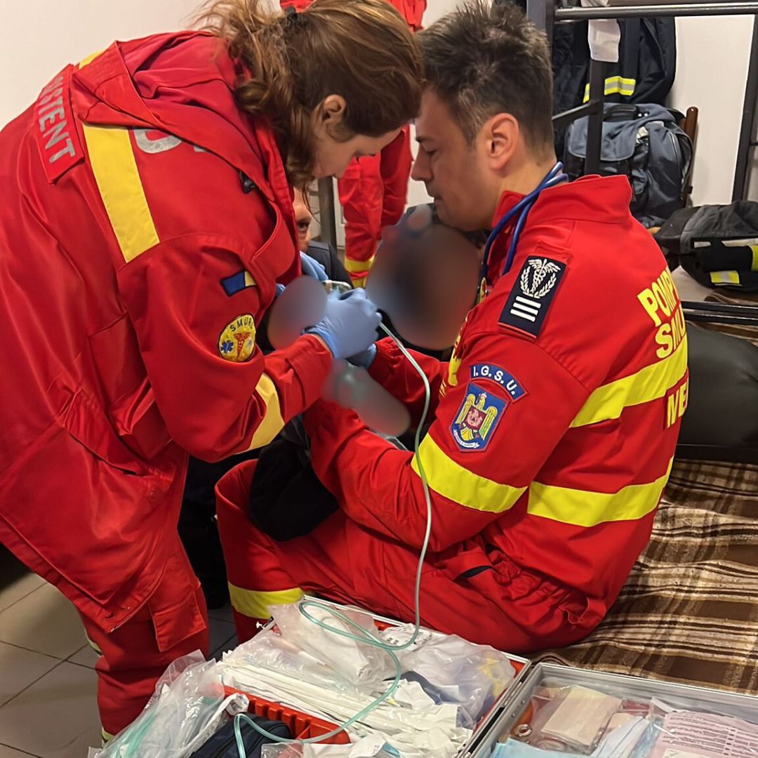 Paramedicii SMURD preluând fetița de doi ani resuscitată de pompierul de la ISU Neamț