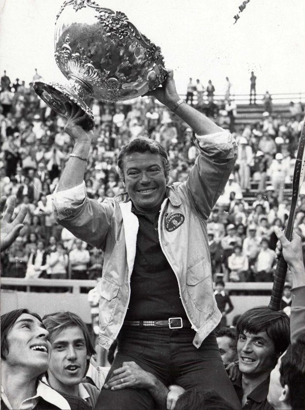 Imagine alb-negru cu Nicola Pietrangeli în tinerețe, ținând în mâini Cupa Davis, fiind purtat pe brațe de fanii săi