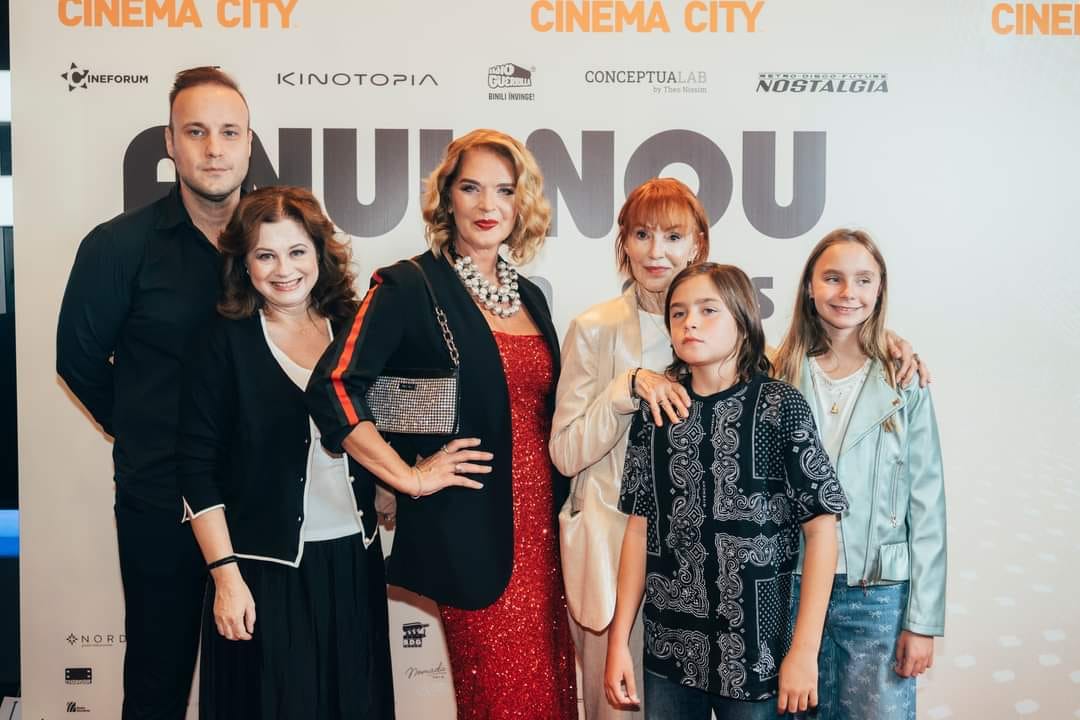 Corina Dănilă și soțul ei Dorin Enache alături de alți colegi la premiera filmului „Anul Nou care n-a fost”