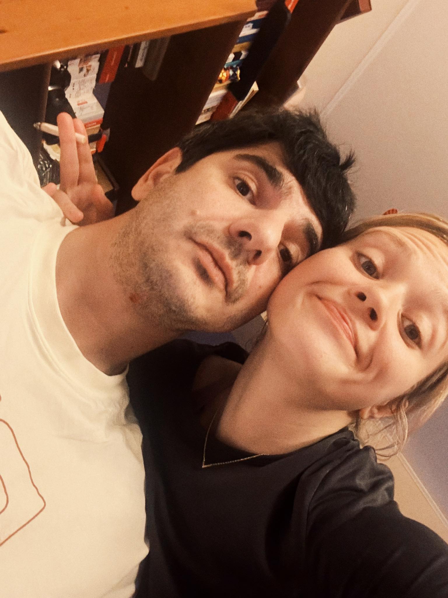 Alex Bogdan ținut de gât de soția sa, Cătălina, care se strâmbe în timp ce face un selfie.