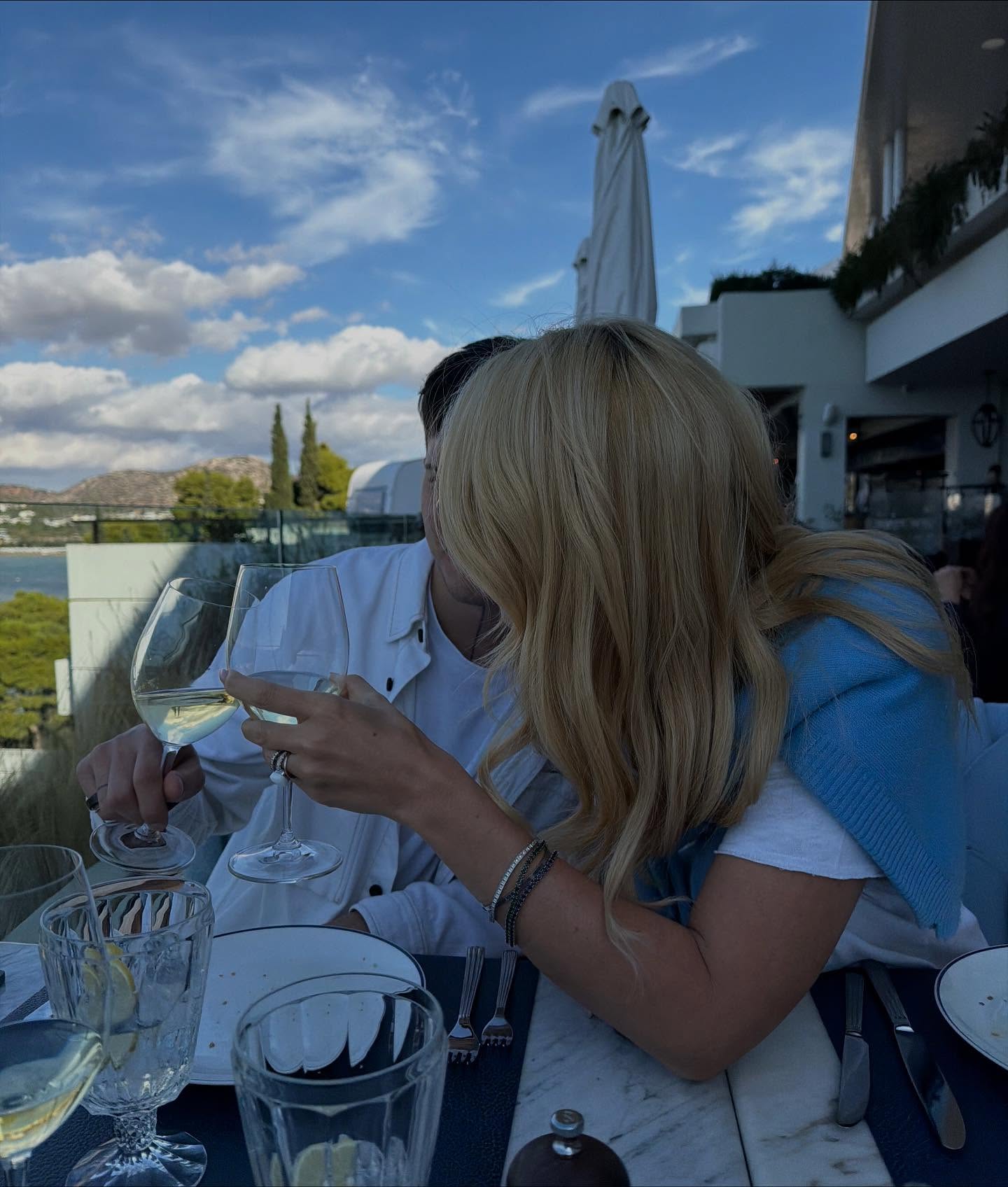 Daciana Sârbu și noul iubit, Alex Ghionea, la masa unui restaurant, mâncând împreună și savurând câte un pahar de vin alb