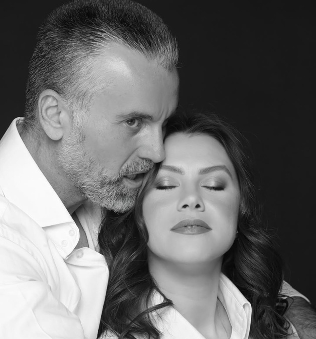 Imagine alb-negru cu Oksana Ionașcu și Cezar Ionașcu, în timp ce acesta din urmă își îmbrățișează soția, iar ea stă cu capul sprijinit de bărbia lui