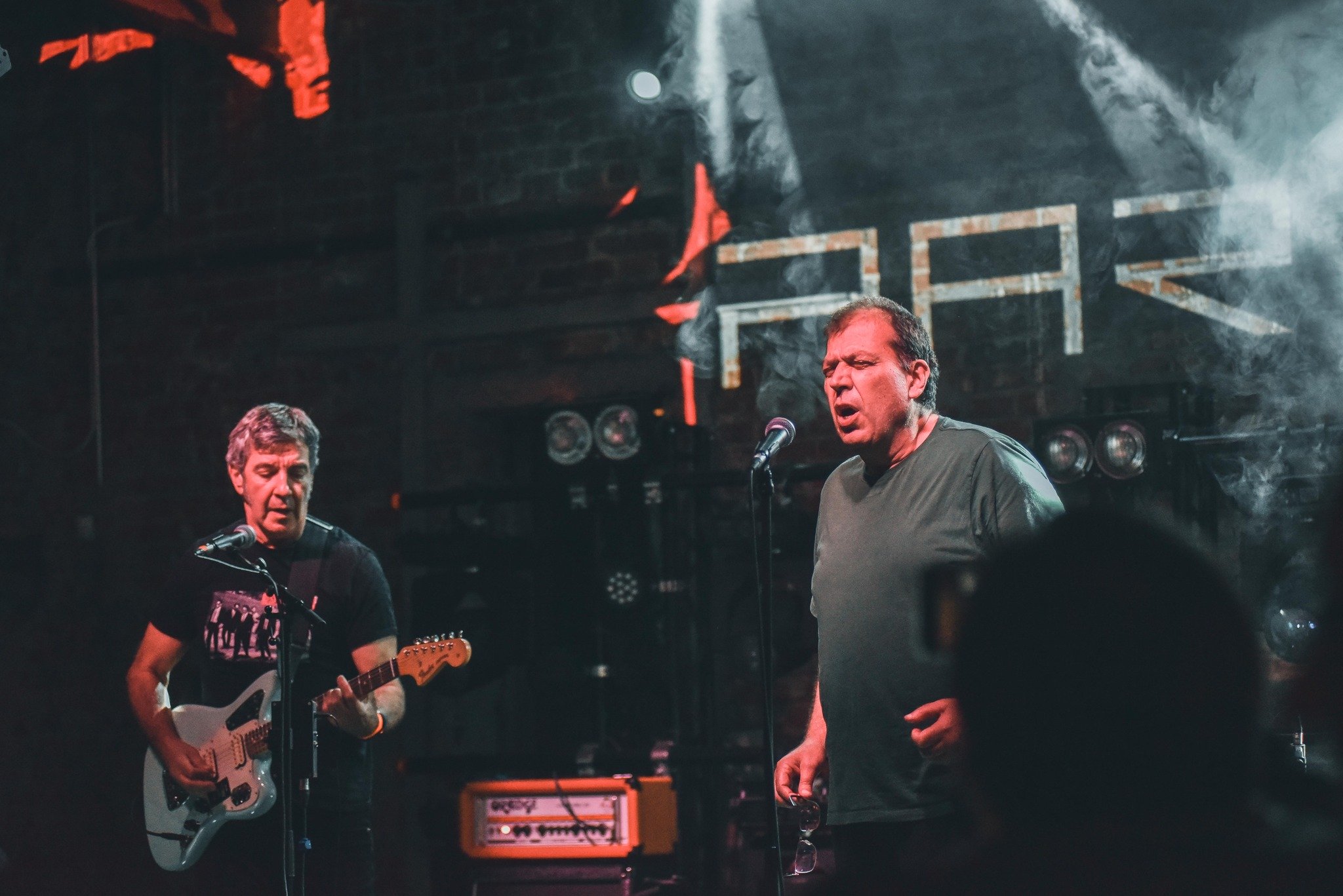 Artan pe scenă, în timpul unui concert, alături de colegul său Suedezu