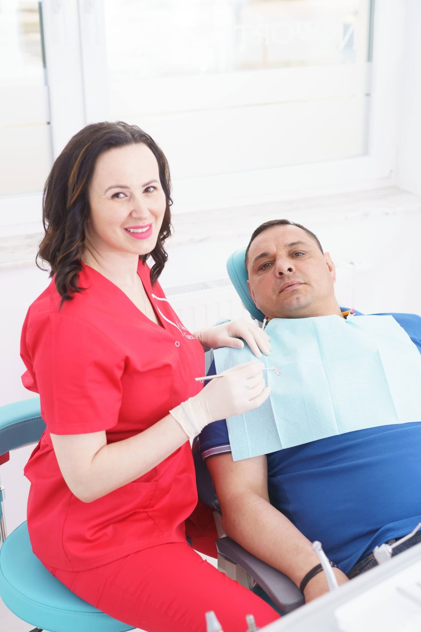 Ionel Ganea pe scaun la dentist, alături de soția sa, Monica, medic stomatolog, în cabinetul ei