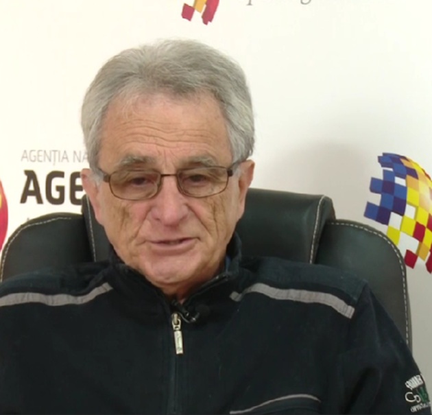 Cristian Gațu în cadrul unui interviu acordat pentru Agerpress, îmbrăcat într-o bluză de trening de culoare închisă, cu fermoar