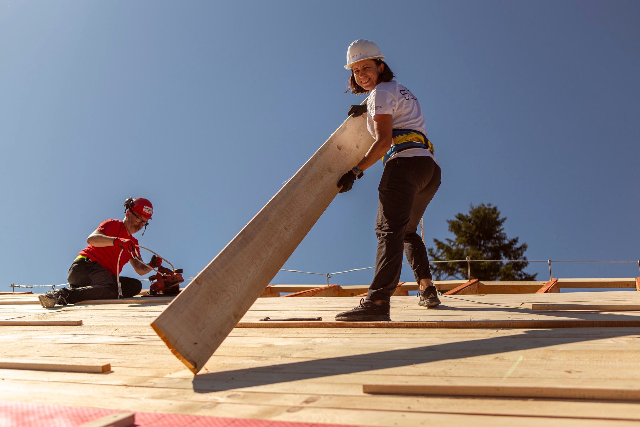 Ana, românca moartă în tragedia din Tenerife, implicându-se în activitățile pe care voluntarii de la asociația Habitat for Humanity România le fac pentru a ajuta oamenii aflați în nevoie