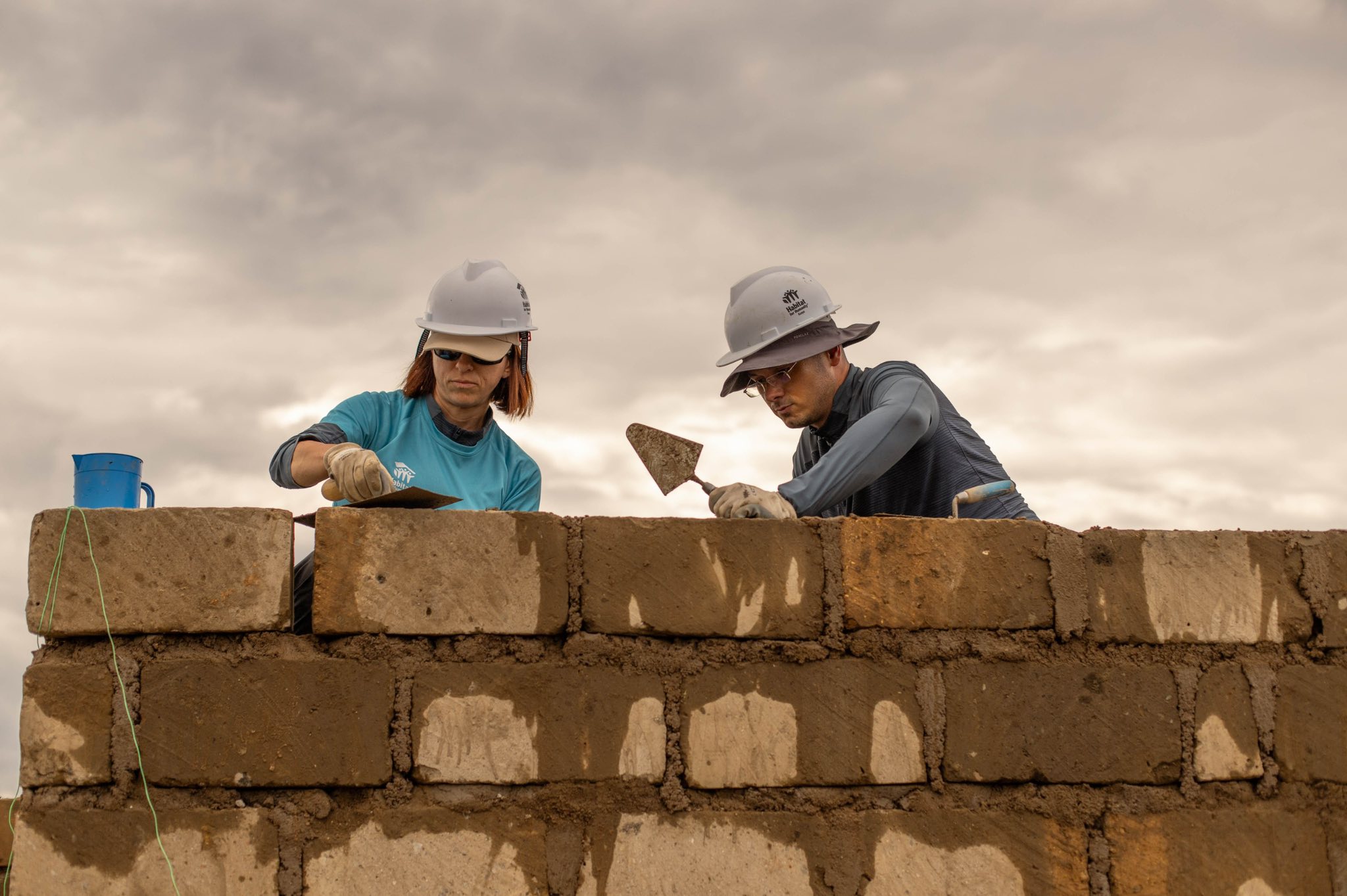 Ana și Victor, românii morți în tragedia din Tenerife, construind o casă alături de ceilalți voluntari ai asociației Habitat for Humanity România