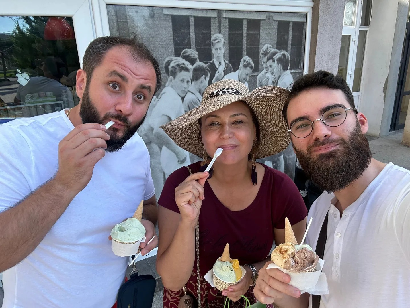 Actrița Daniela Nane și tenorul Octavian Ene alături de muzicianul Alexandru Mihai Burca, zâmbitori, îmbrăcați în haine lejere de vară, savurând împreună câte o înghețată