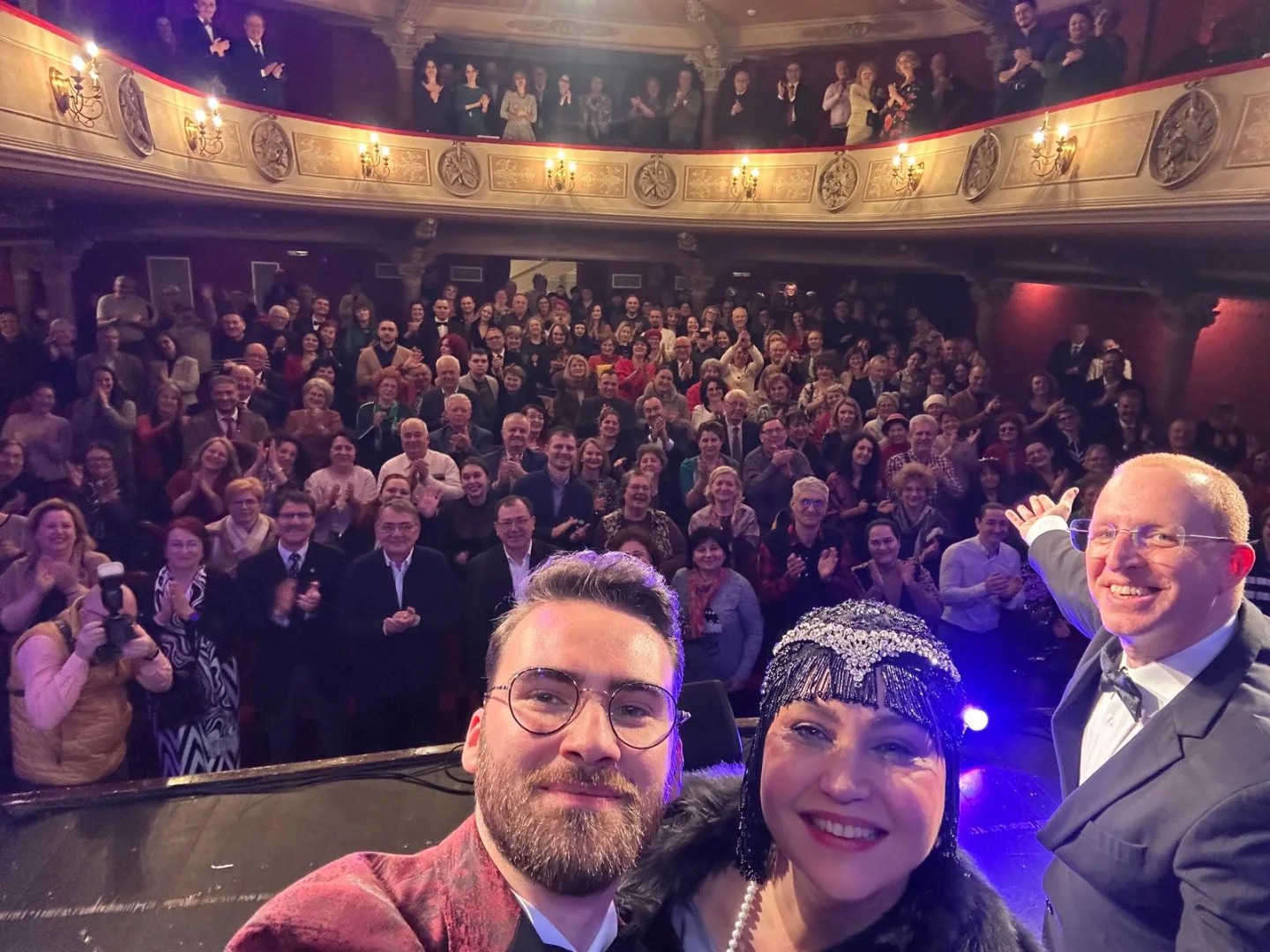 Octavian Ene și Daniela Nane zâmbitori, împreună pe scenă, la finalul unui spectacol susținut împreună