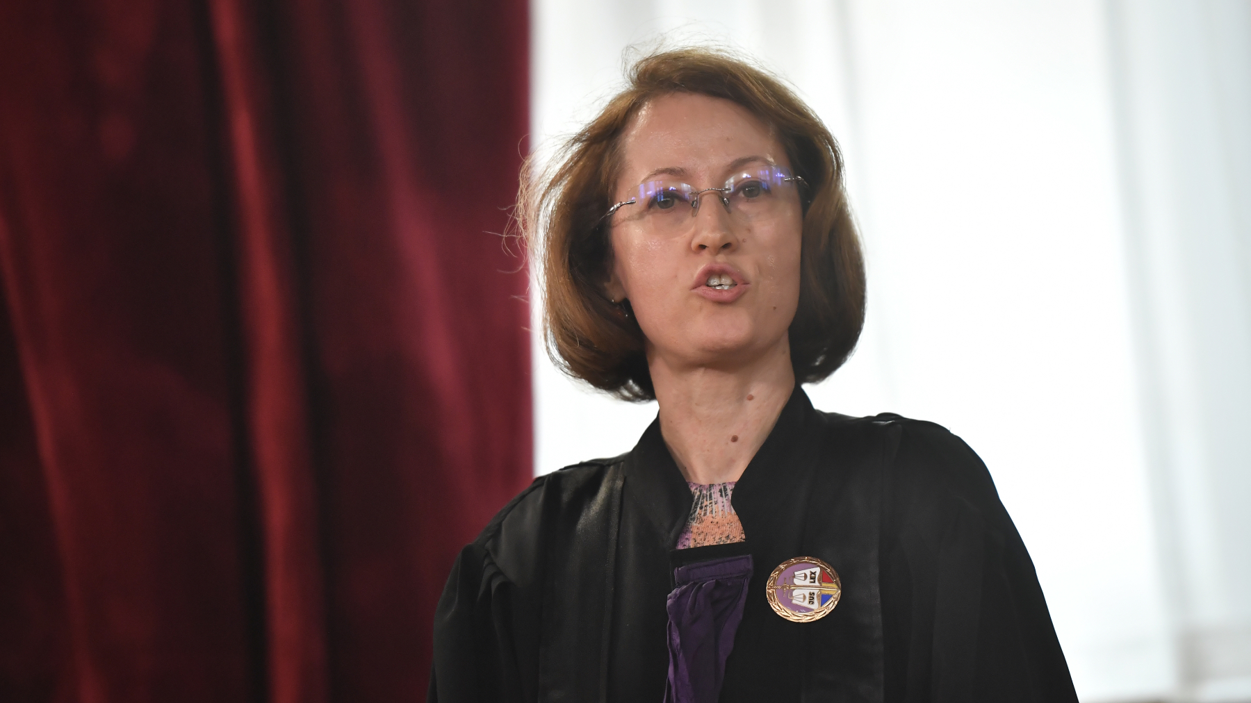 Judecătoarea&nbsp;Raluca Moroșanu, &icirc;mbrăcată &icirc;n hainele de magistrat, surprinsă &icirc;n mijlocul unei discuții serioase