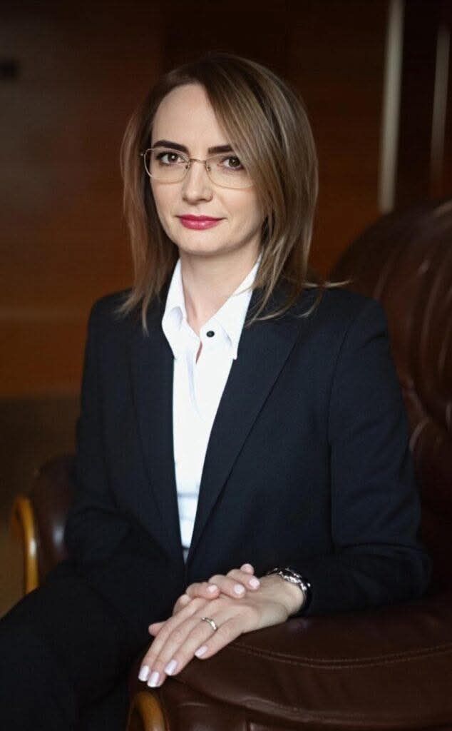 Lia Savonea,&nbsp;actuala președintă a &Icirc;naltei Curți de Casație și Justiție, st&acirc;nd pe un fotoliu de piele maro, țin&acirc;ndu-și m&acirc;inile una peste alta pe m&acirc;nderul fotoliului, &icirc;n timp ce ea era &icirc;mbrăcată &icirc;n costum negru și cămașă albă