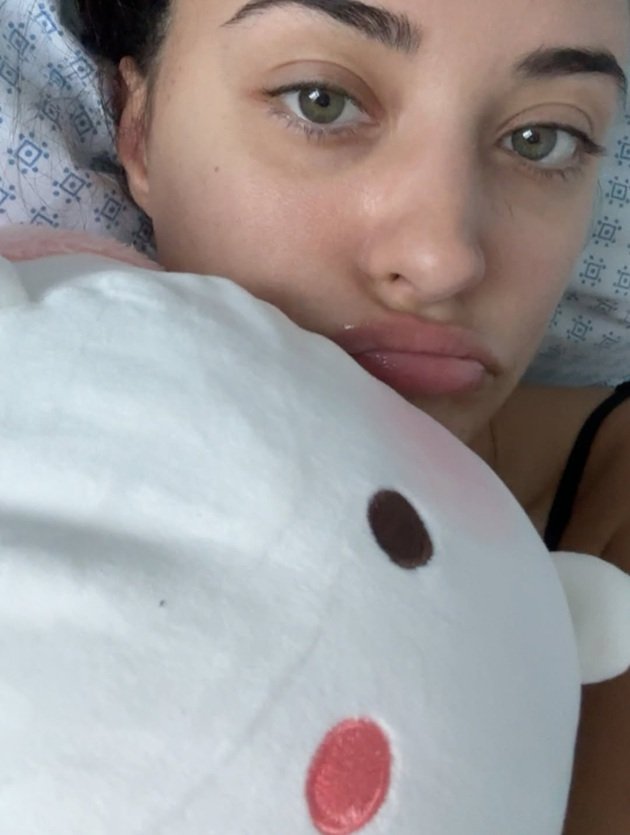 Antonia &icirc;n spital, tristă, țin&acirc;nd &icirc;n brațe o jucărie de pluș