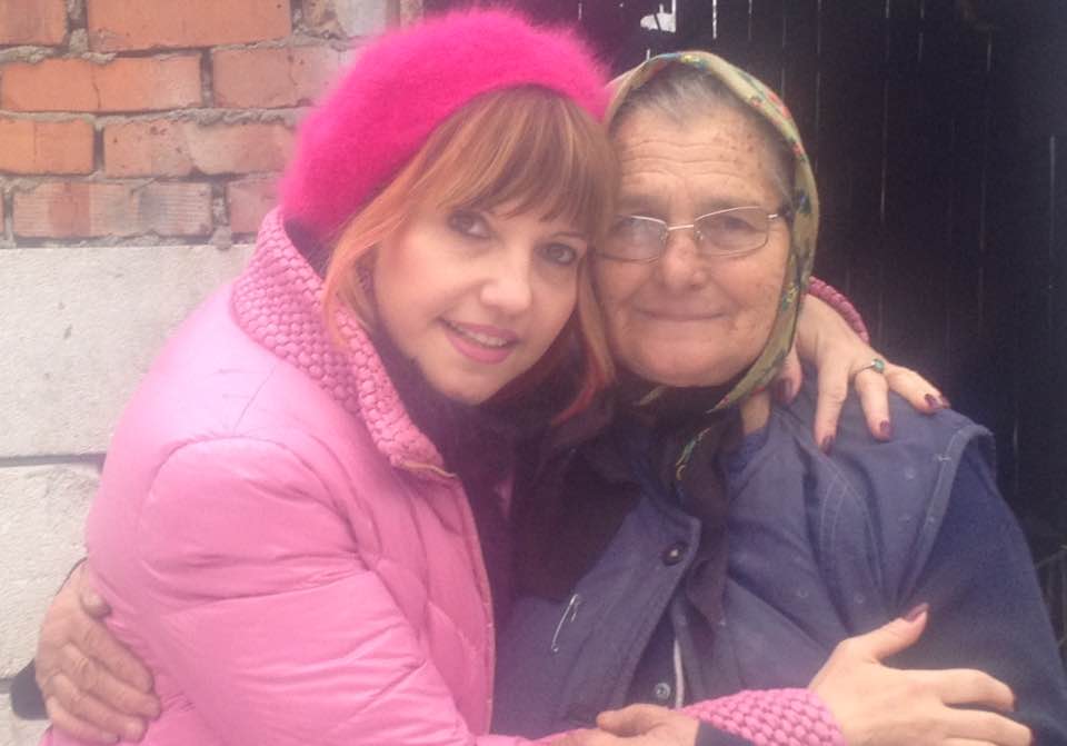 Marina Almășan alături de mama lui&nbsp;Georgică Cornu, st&acirc;nd &icirc;mbrățișate str&acirc;ns și z&acirc;mbind am&acirc;ndouă la cameră, &icirc;n timp ce erau &icirc;mbrăcate de iarnă, cu capetele acoperite de o beretă, respectiv de un batic