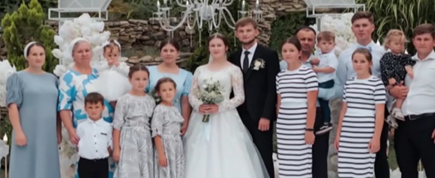 Familia Balan la nunta unuia dintre copii, unde toți frații s-au &icirc;mbrăcat elegant, &icirc;n rochii și costume