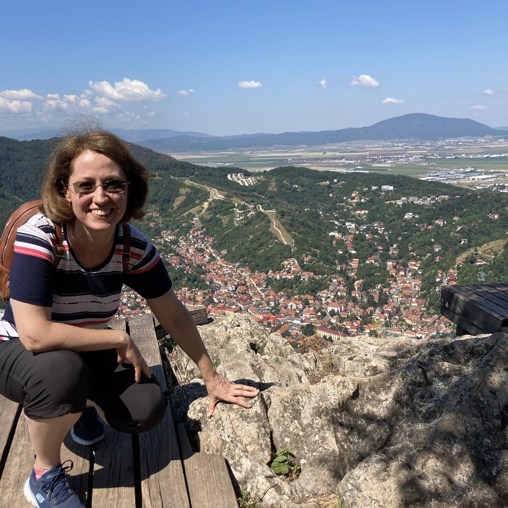 Judecătoarea Raluca Moroșanu &icirc;ntr-o drumeție, pe munte, &icirc;mbrăcată lejer, de vară, cu rucsac &icirc;n spate și ochelari la ochi