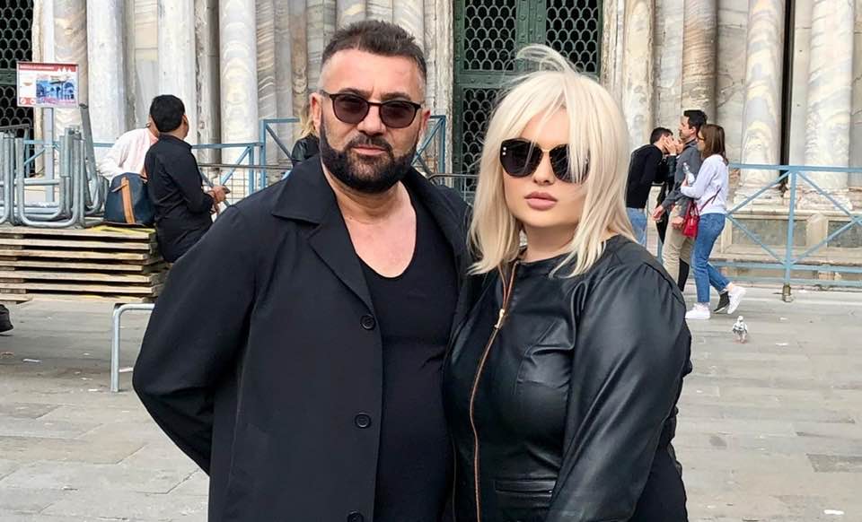 Viorica și Ioniță de la Clejani &icirc;mbrăcați &icirc;n negru, cu ochelarii de soare la ochi