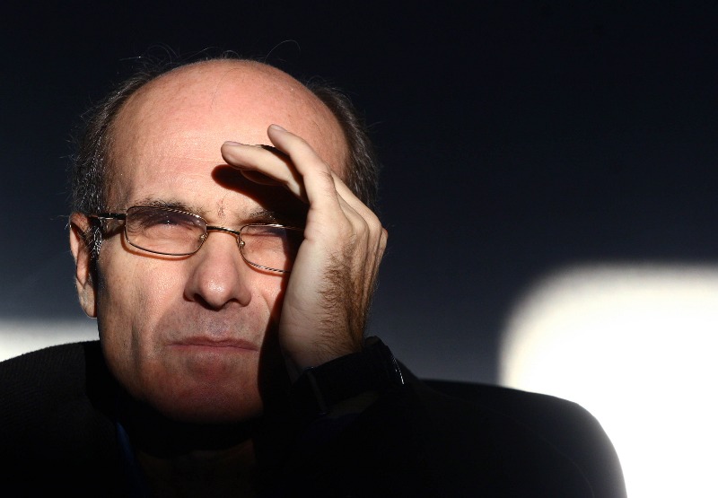 Jurnalistul Cristian Tudor Popescu protej&acirc;ndu-și ochii de lumină cu ajutorul m&acirc;inii pe care o ține &icirc;n zona frunții, &icirc;n timp ce era &icirc;mbrăcat &icirc;n negru și purta ochelari de vedere