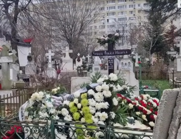 Morm&acirc;ntul Rodicăi&nbsp;Stănoiu, plin de flori și de coroane mortuare