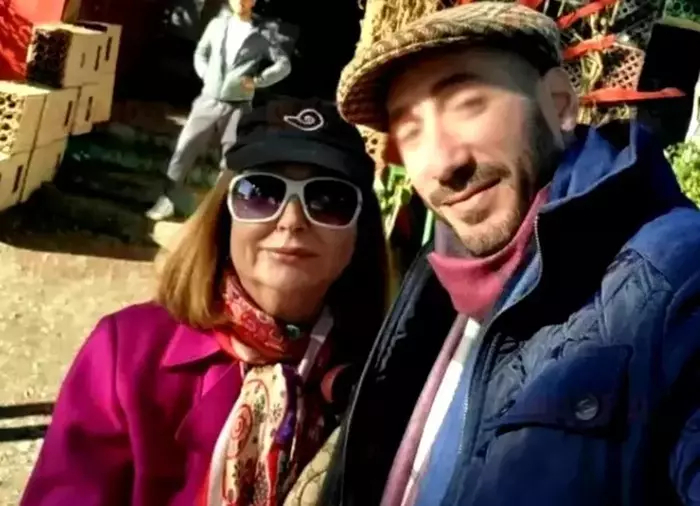 Rodica&nbsp;Stănoiu &icirc;mbrăcată colorat, cu șapcă neagră pe cap, cu ochelari de soare la ochi, alături de iubitul cu 50 de ani mai t&acirc;năr, &icirc;mbrăcat cu o geacă albastră și cu șapcă pe cap