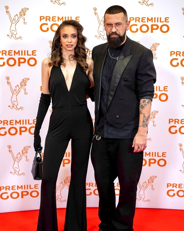 Teona&nbsp;Stavarachi&nbsp;și Silviu Pașca la Gala Premiilor Gopo 2025, &icirc;mbrăcați am&acirc;ndoi &icirc;n negru, ea &icirc;ntr-o salopetă elegantă și decoltatăl, el &icirc;n costum și cămașă