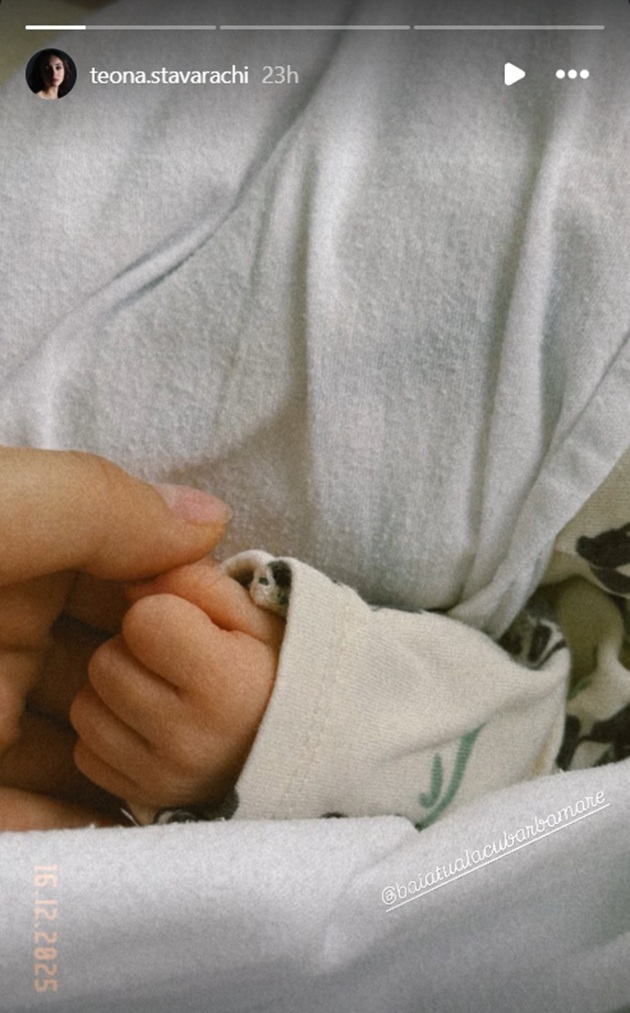 Imaginea postată pe InstaStory de actrița Teona Stavarachi cu mâna fiicei sale nou-născute pe care o ține în mâna ei