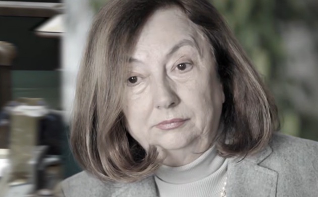 Imagine alb-negru cu Rodica Stănoiu, fostul ministru al Justiției, cu părul tuns bob, purt&acirc;nd pulover cu guler &icirc;nalt, palton și mărgele la g&acirc;t