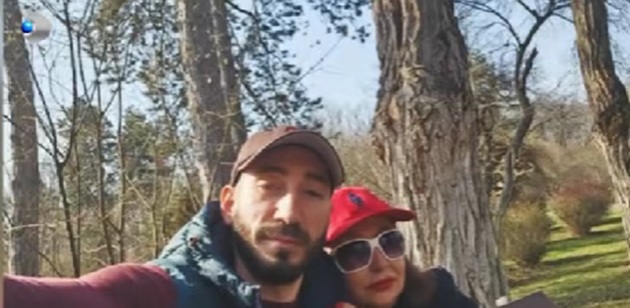 Marius Calotă și Rodica Stănoiu făc&acirc;ndu-și o fotografie &icirc;mpreună, &icirc;n timpul unei plimbări prin parc