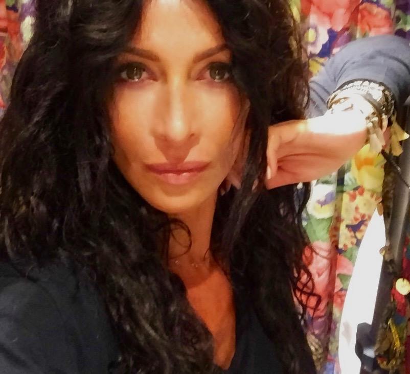 Mihaela Rădulescu &icirc;n lacrimi, &icirc;mbrăcată &icirc;n negru, făc&acirc;ndu-și un selfie