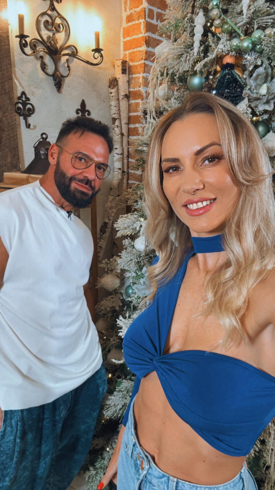 Cornel Păsat și Bianca, z&acirc;mbitori, fotografiindu-se l&acirc;ngă bradul de Crăciun &icirc;n 2024, c&acirc;nd formau &icirc;ncă un cuplu