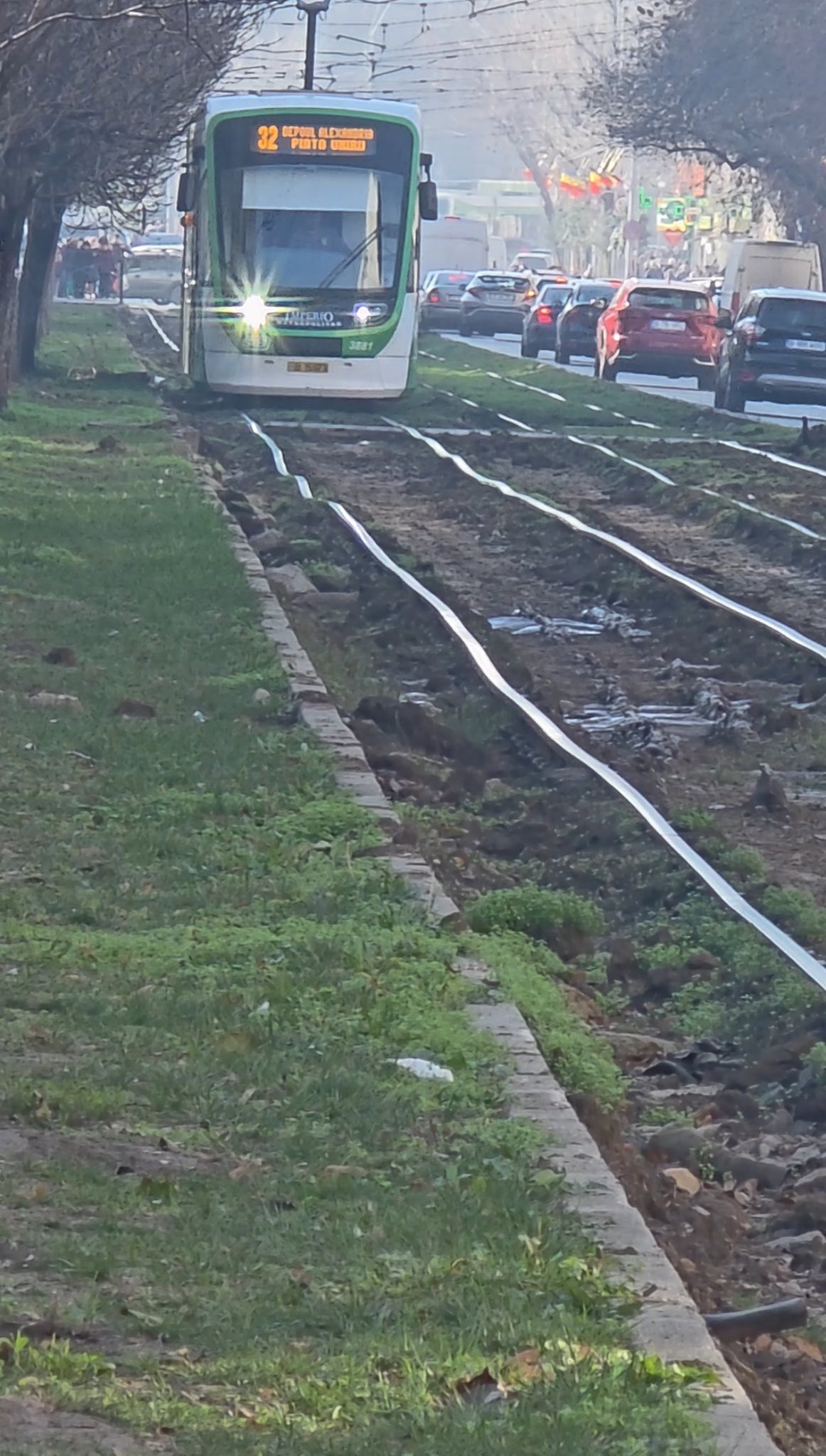 Tramvaiul 32 din București apropiindu-se de șinele curbate de pe Calea Rahovei