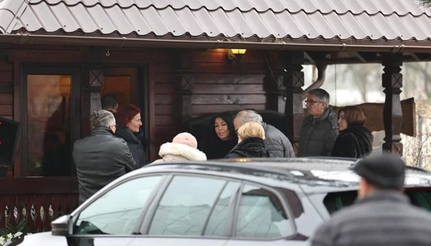 Mihaela Rădulescu &icirc;mbrăcată &icirc;n negru, &icirc;nconjurată de apropiați la &icirc;nmorm&acirc;ntarea mamei sale