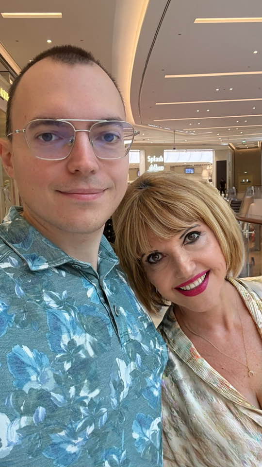 Marina Almășan z&acirc;mbitoare, sprijinindu-și capul pe umărul fiul ei și al lui Victor Socaciu