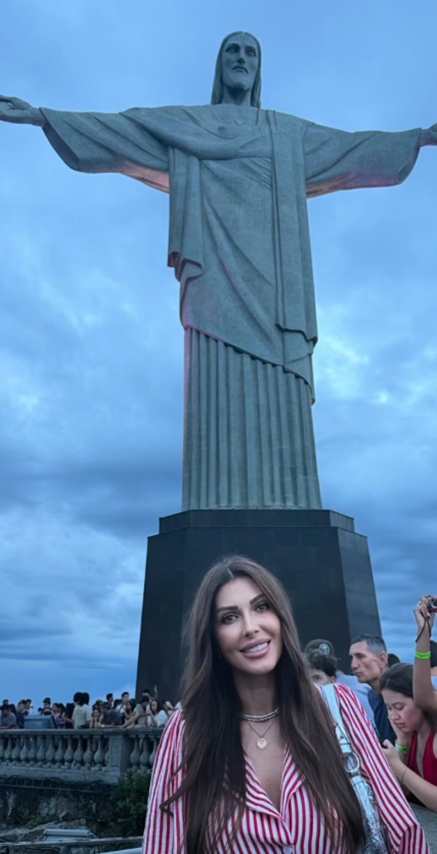 Ilinca Vandici &icirc;n vacanță &icirc;n Brazilia, făc&acirc;ndu-și o fotografie la statuia lui Iisus din Rio de Janeiro