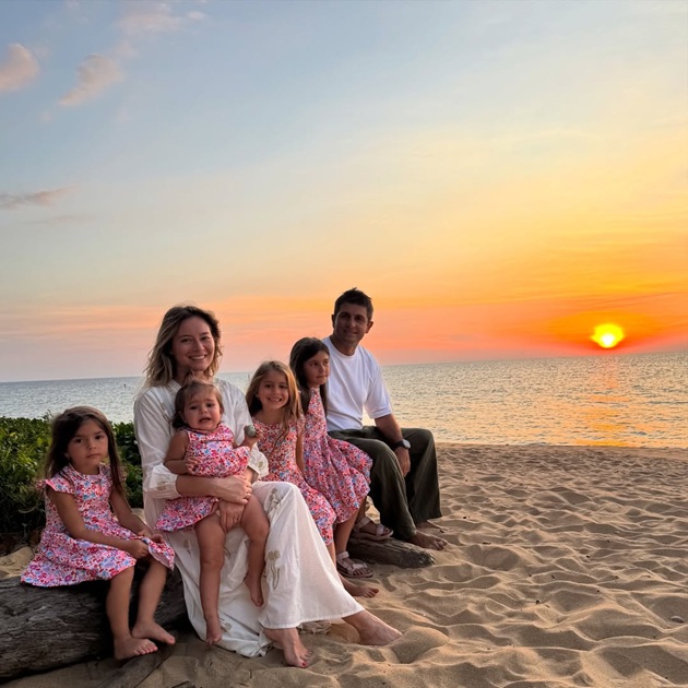 Laura Cosoi și Cosmin Curticăpean alături de cele patru fiice ale lor, &icirc;mbrăcate identic, &icirc;n rochii cu flori, la apus, pe o plajă din Thailanda,