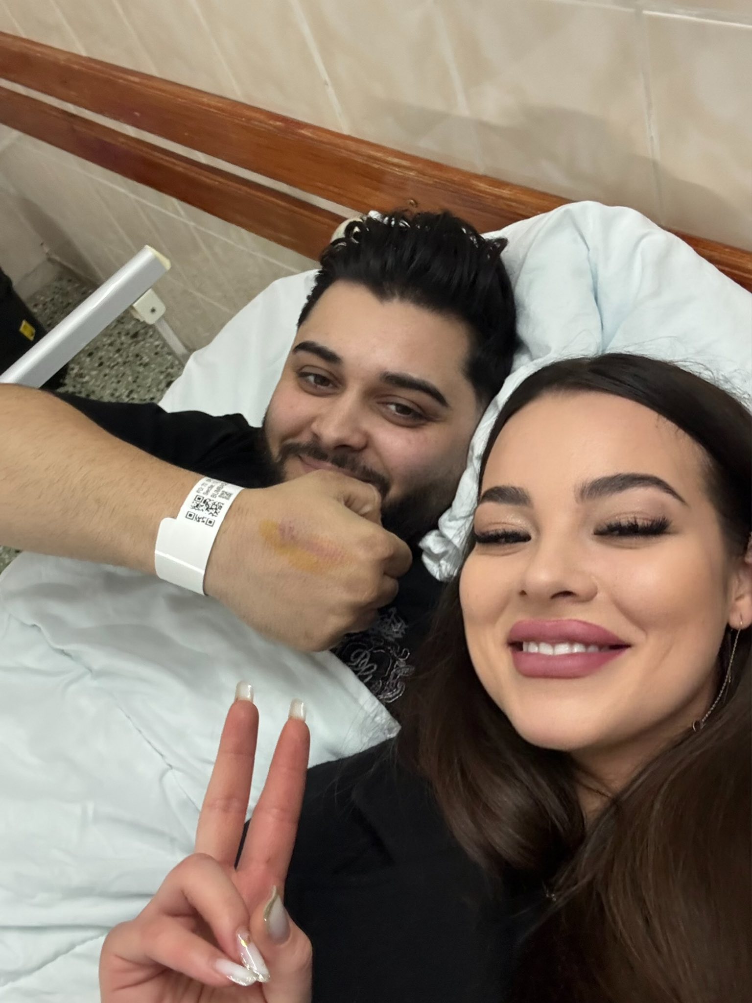 Gabriel Bumbăcea, t&acirc;nărul mort la Spitalul din Buzău, st&acirc;nd z&acirc;mbitor și relaxat, alături de iubita lui, pe patul de spital, &icirc;n care și-a trăit ultimele clipe