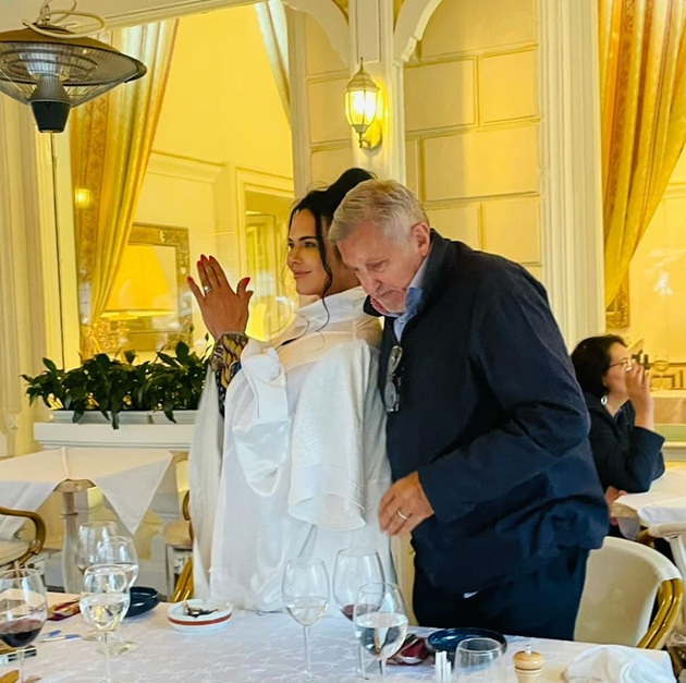 Ioana și Ilie Năstase la o petrecere, &icirc;n timp ce ea aplauda un moment special, iar el se ridica de pe scaun să o acopmanieze.