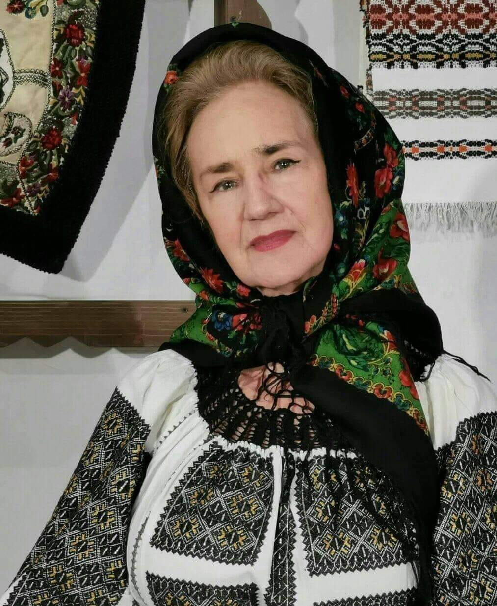 Sofia Vicoveanca &icirc;n costum popular, cu basma colorată pe cap, machiată și z&acirc;mbitoare