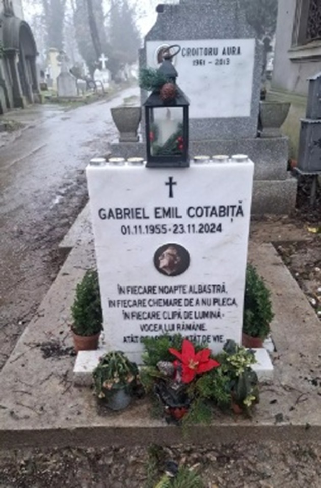 Piatra funerară de la morm&acirc;ntul lui Gabriel Cotabiță, de pe Aleea Artiștilor, din Cimitirul Bellu