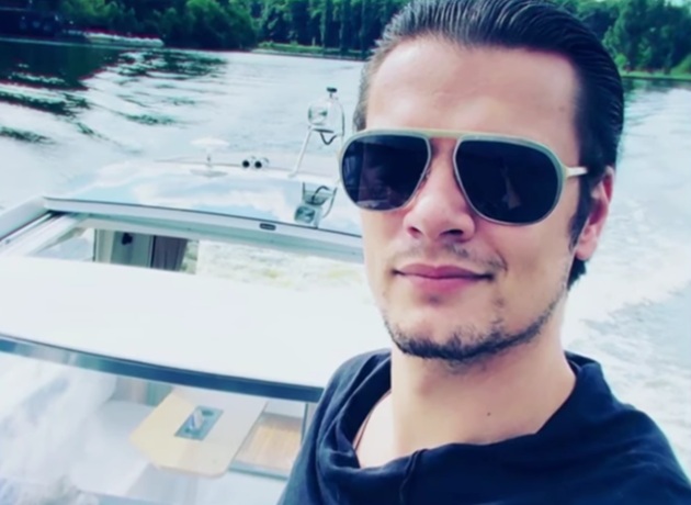 Mario Iorgulescu c&acirc;nd era foarte t&acirc;năr, făc&acirc;ndu-și un selfie pe o barcă, cu ochelarii de soare la ochi